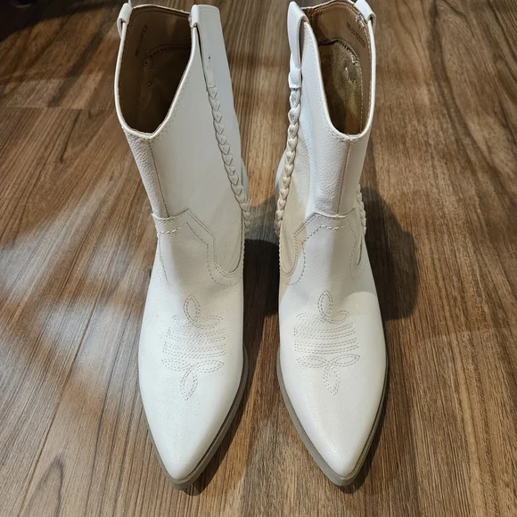 DV by Dolce Vita Cream Heeled Boots - Picture 3 of 8